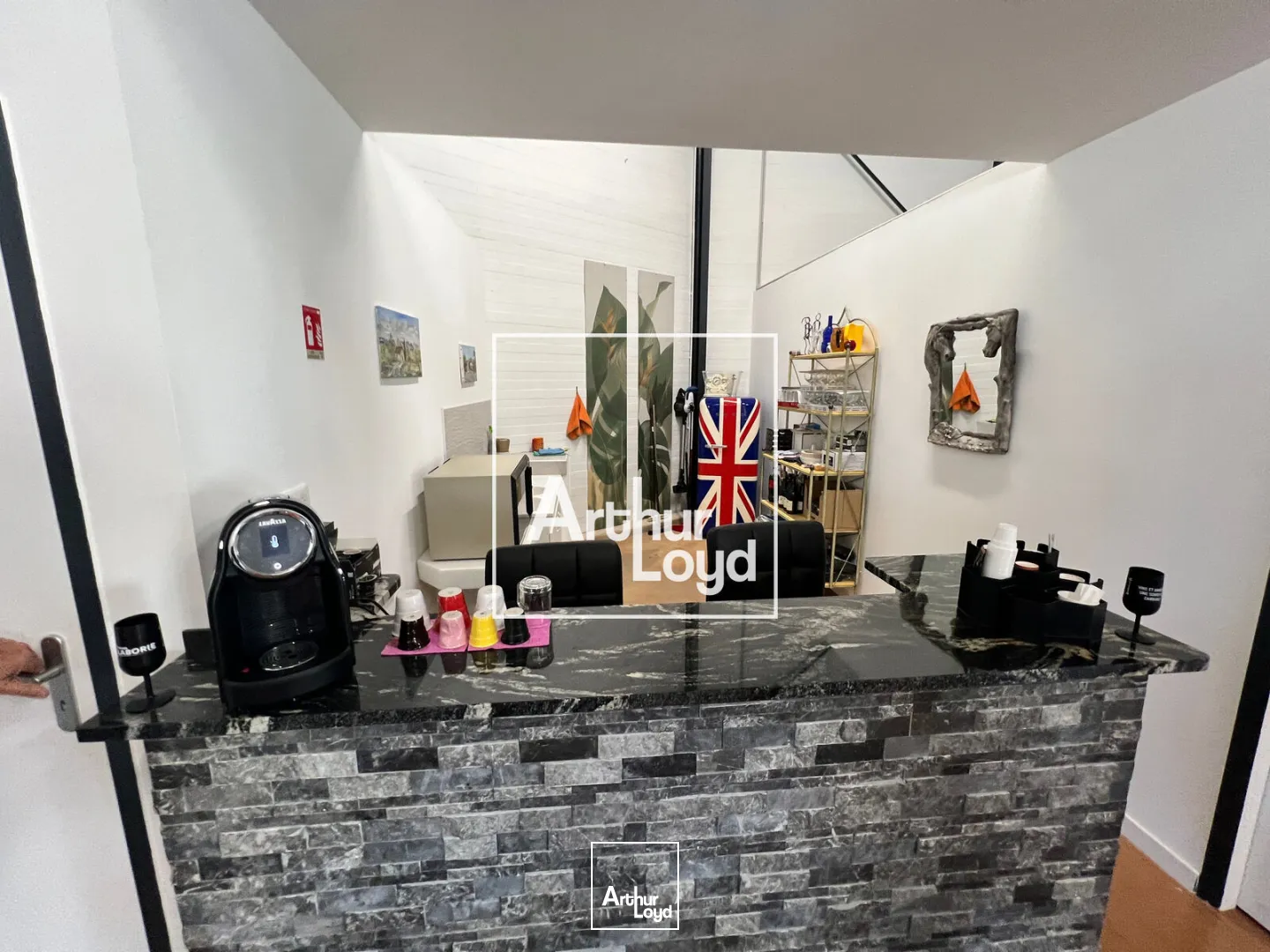 Excellente visibilité - Local à louer de 400 m2 - NIMES EST