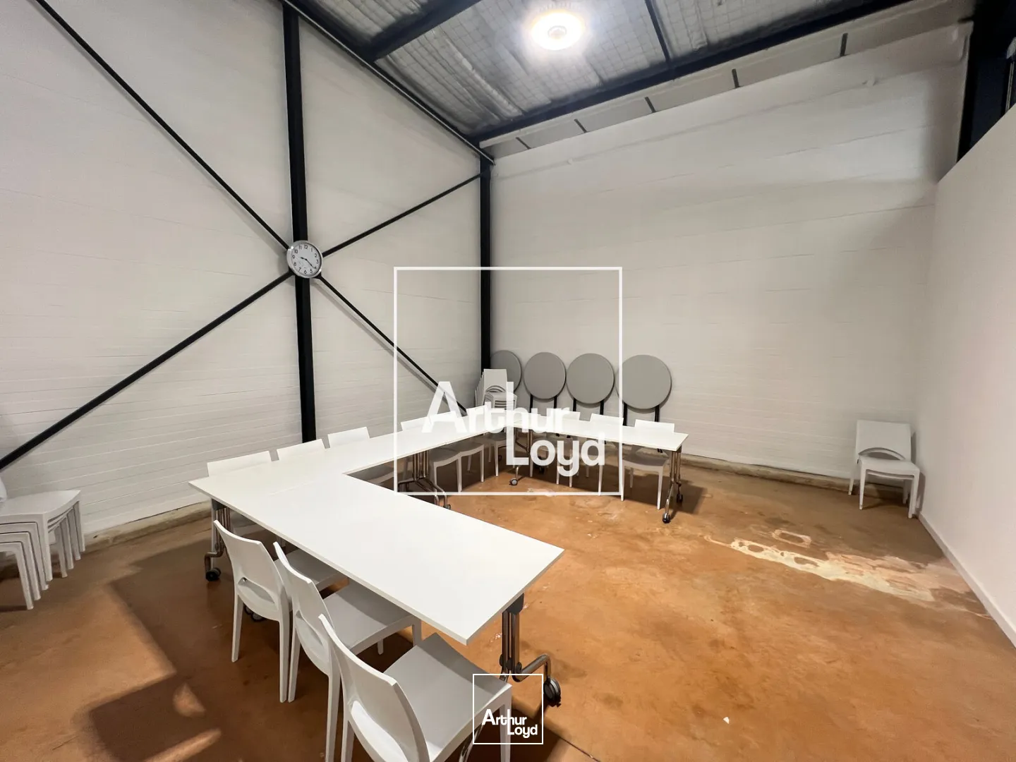 Excellente visibilité - Local à louer de 400 m2 - NIMES EST