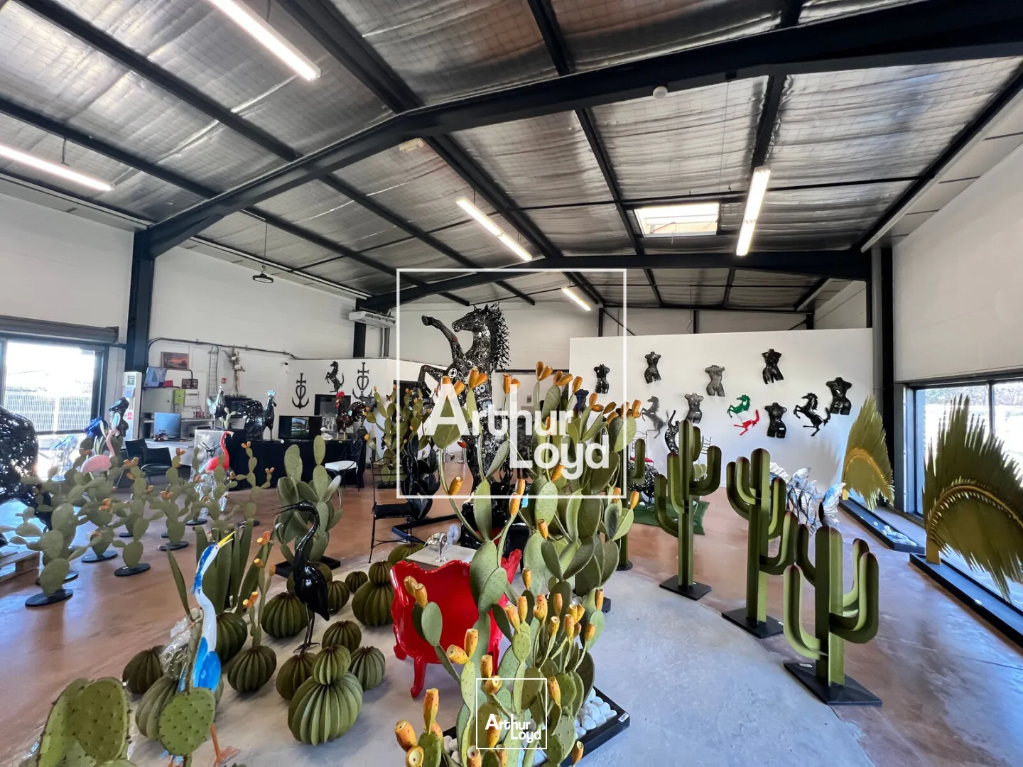 Excellente visibilité - Local à louer de 400 m2 - NIMES EST