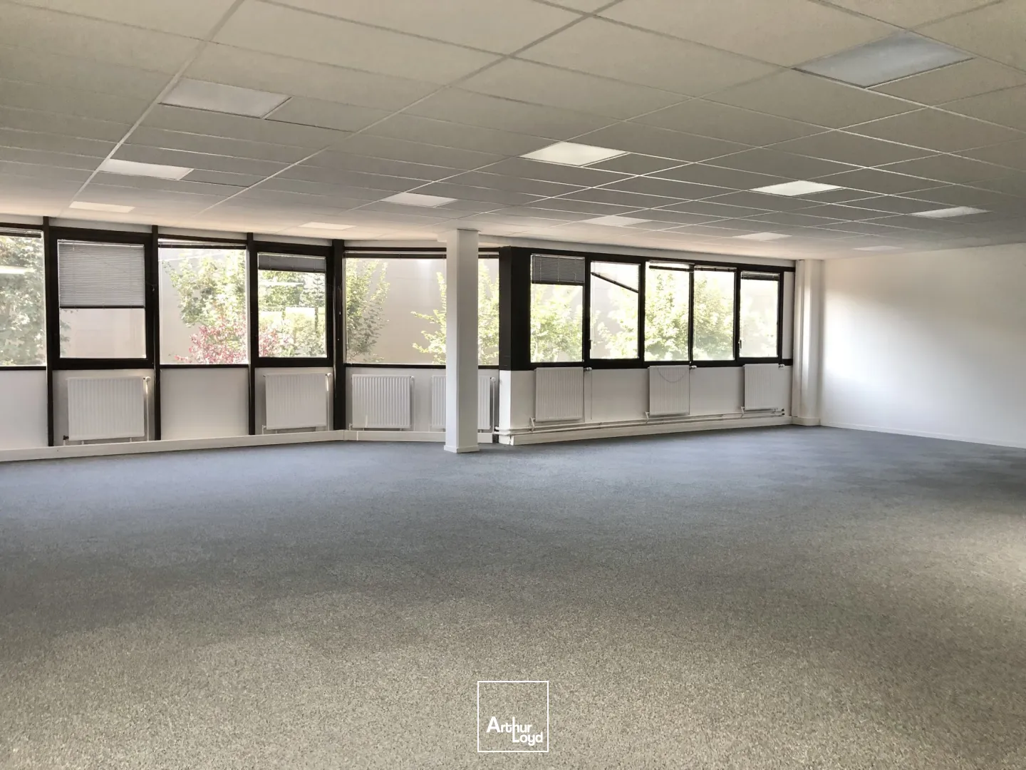 Activité et bureaux rénovés à louer - Site fermé - Portes sectionnelles - Proximité A86