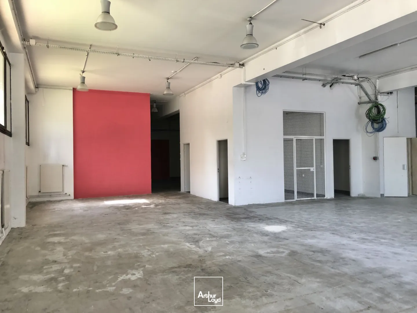 Activité et bureaux rénovés à louer - Site fermé - Portes sectionnelles - Proximité A86