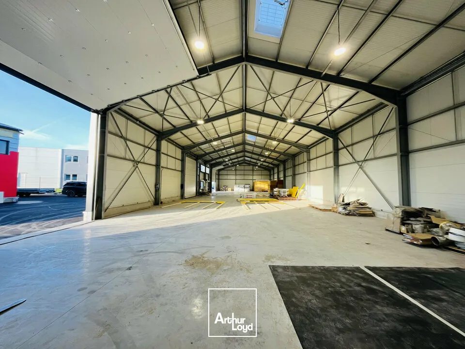 A LOUER - ZA ST JEAN DE LA NEUVILLE - SUPERBE BÂTIMENT NEUF 750 m2 SUR ZONE EN DÉVELOPPEMENT CROISSANT