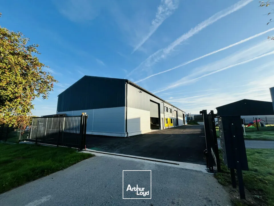 A LOUER - ZA ST JEAN DE LA NEUVILLE - SUPERBE BÂTIMENT NEUF 750 m2 SUR ZONE EN DÉVELOPPEMENT CROISSANT