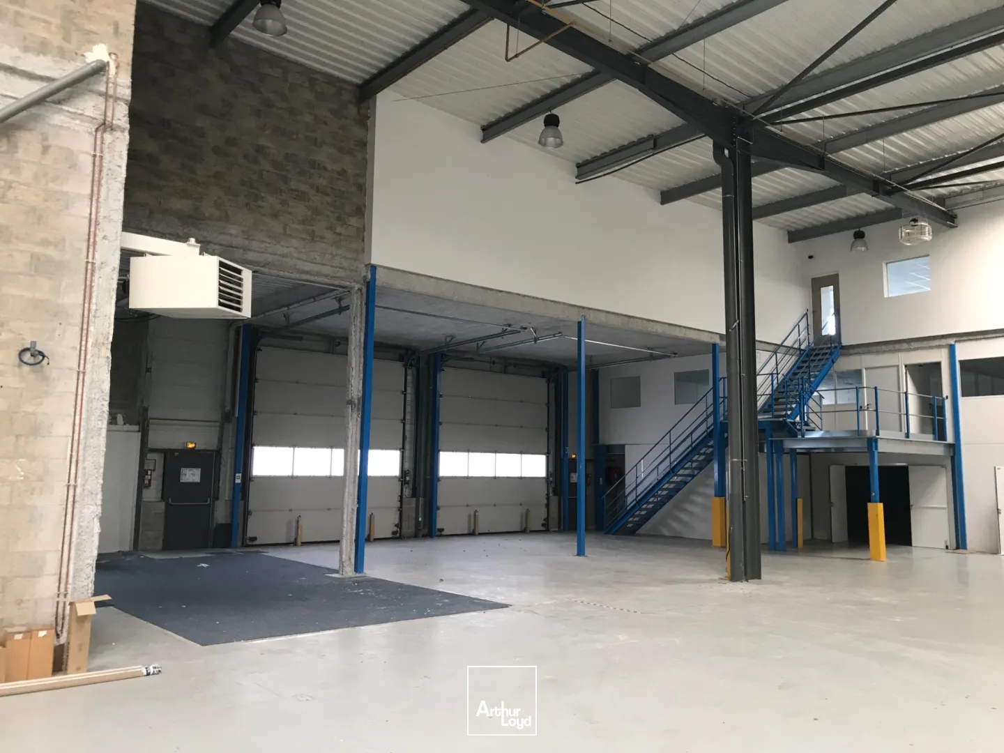 PROCHE GOLF NATIONAL, LOCAUX D'ACTIVITES DISPONIBLES