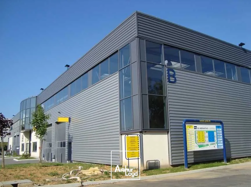 PROCHE GOLF NATIONAL, LOCAUX D'ACTIVITES DISPONIBLES