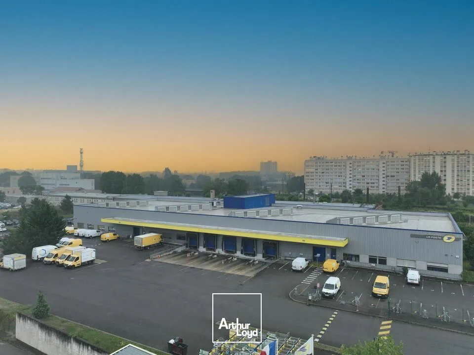 ENTREPOT - ATELIER à VENDRE de 6865 m²