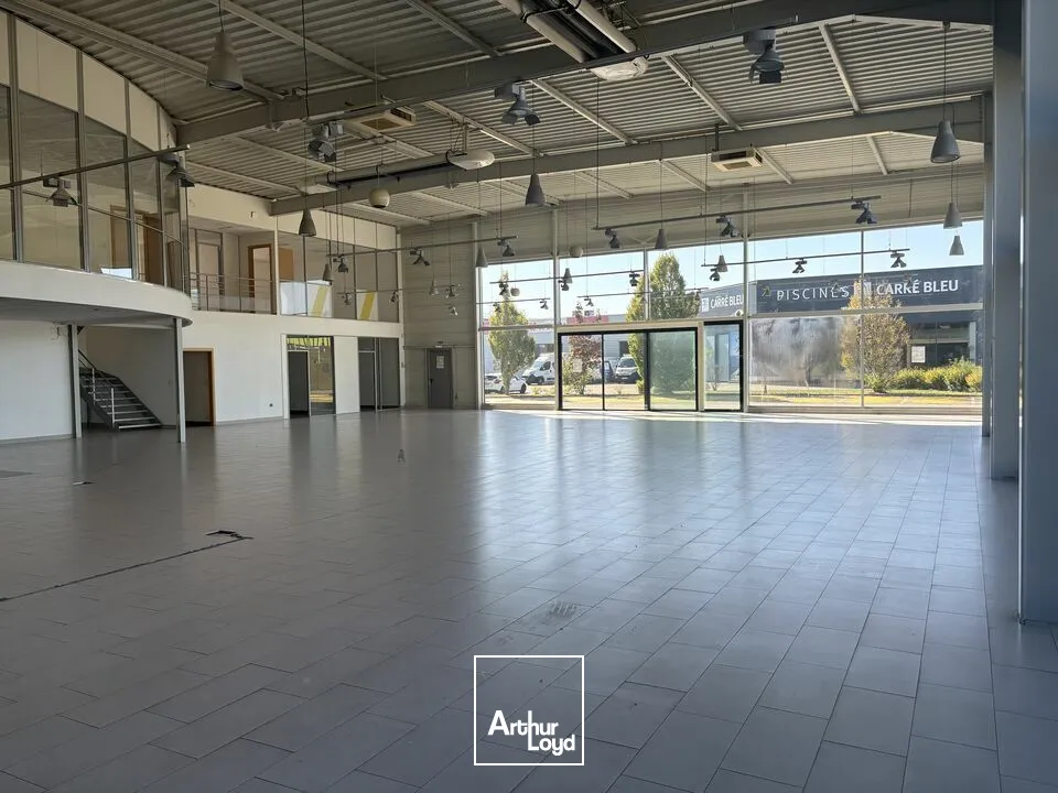 LOCAL COMMERCIAL à VENDRE de 2280 m²
