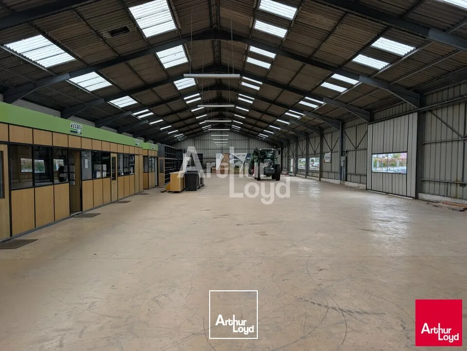 OPPORTUNITE LE RHEU - ENTREPOT A VENDRE - 3200 M²