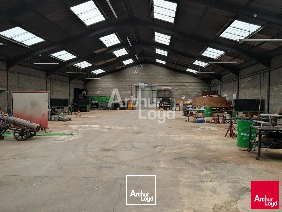 OPPORTUNITE LE RHEU - ENTREPOT A VENDRE - 3200 M²