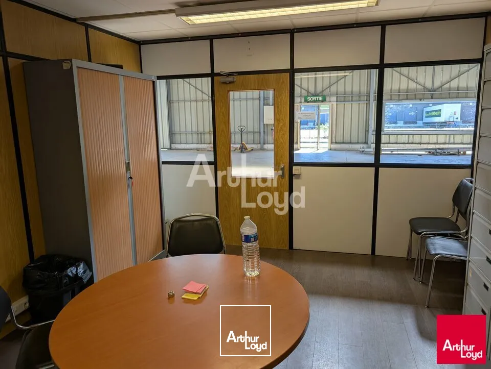 OPPORTUNITE LE RHEU - ENTREPOT A VENDRE - 3200 M²