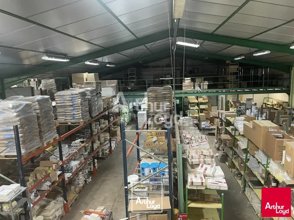 SAUMUR LOCAL D'ACTIVITÉ 930 M² A VENDRE