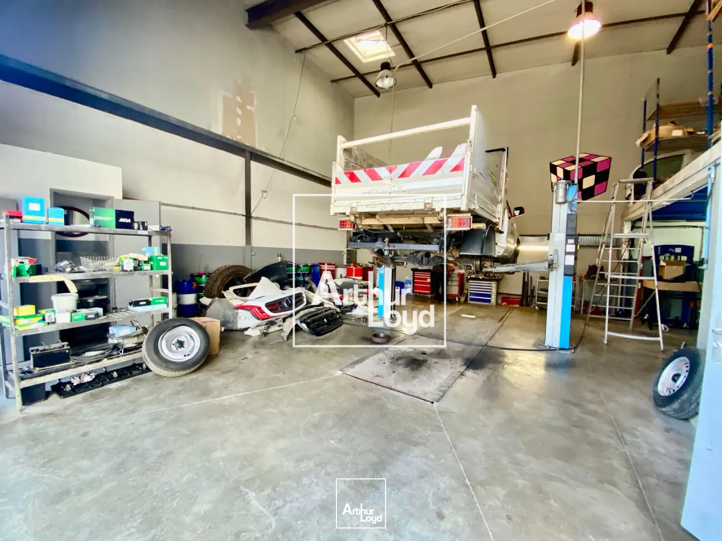 Local d'activité à louer - 220 m2 avec terrain et containers en option - St jean de védas