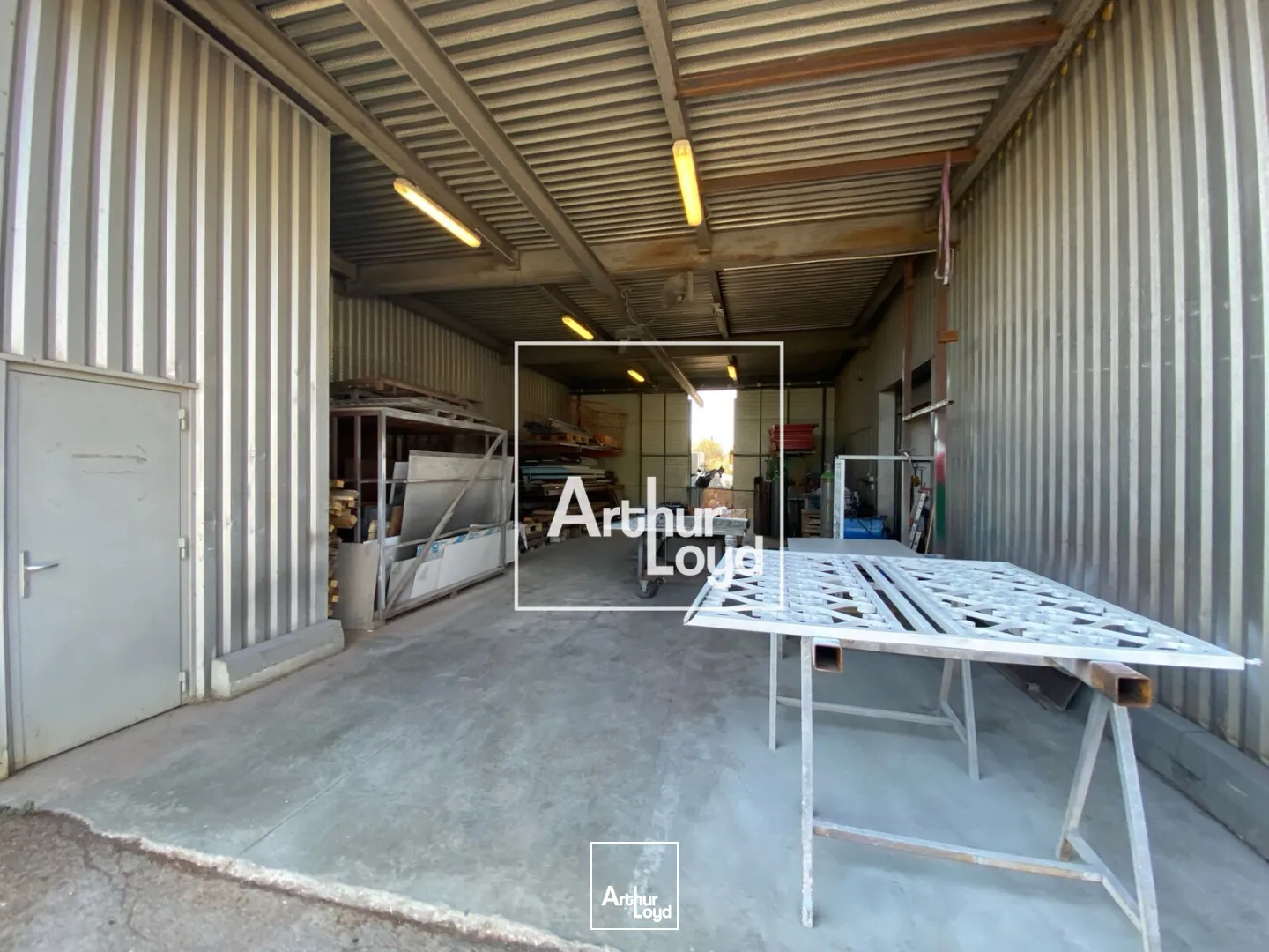 Local d'activité à louer - 220 m2 avec terrain et containers en option - St jean de védas