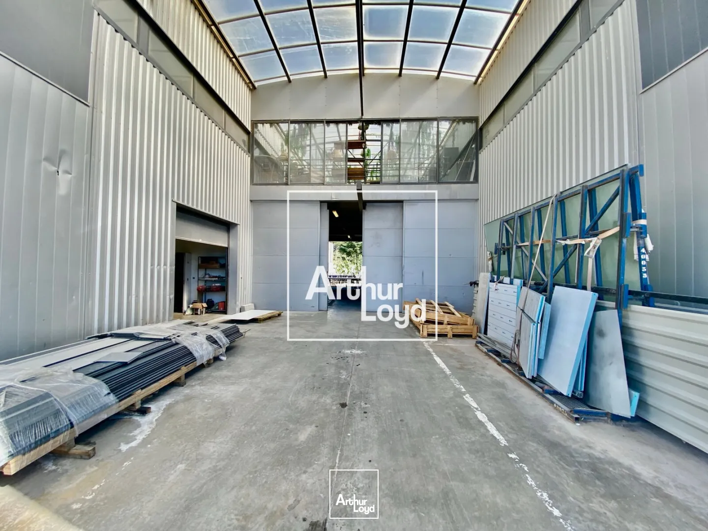 Local d'activité à louer - 220 m2 avec terrain et containers en option - St jean de védas