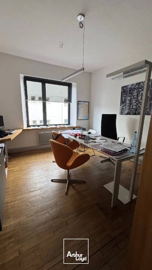 BUREAUX DE 107 M² AU PORT DE COMMERCE DE BRET - ESPACE FONCTIONNEL ET MODULABLE