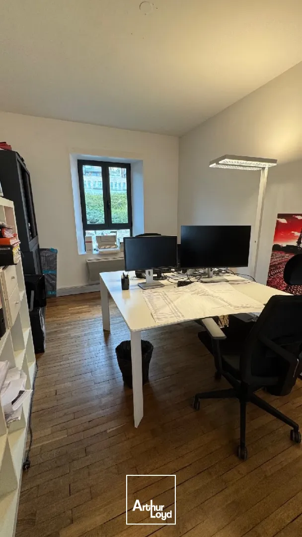 BUREAUX DE 107 M² AU PORT DE COMMERCE DE BRET - ESPACE FONCTIONNEL ET MODULABLE