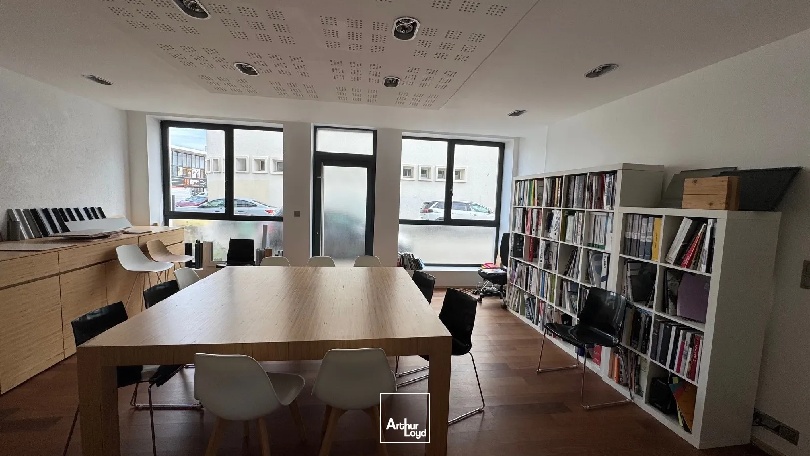 BUREAUX DE 107 M² AU PORT DE COMMERCE DE BRET - ESPACE FONCTIONNEL ET MODULABLE