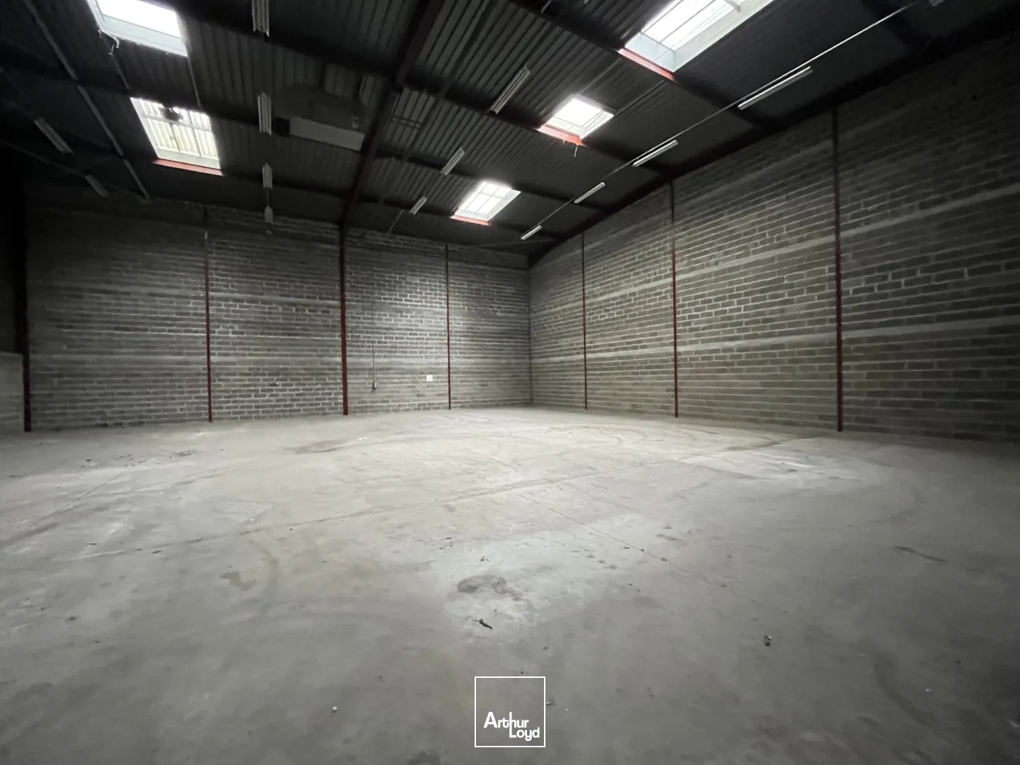 Entrepôt 2 700 m2 - À louer - Orléans Sud