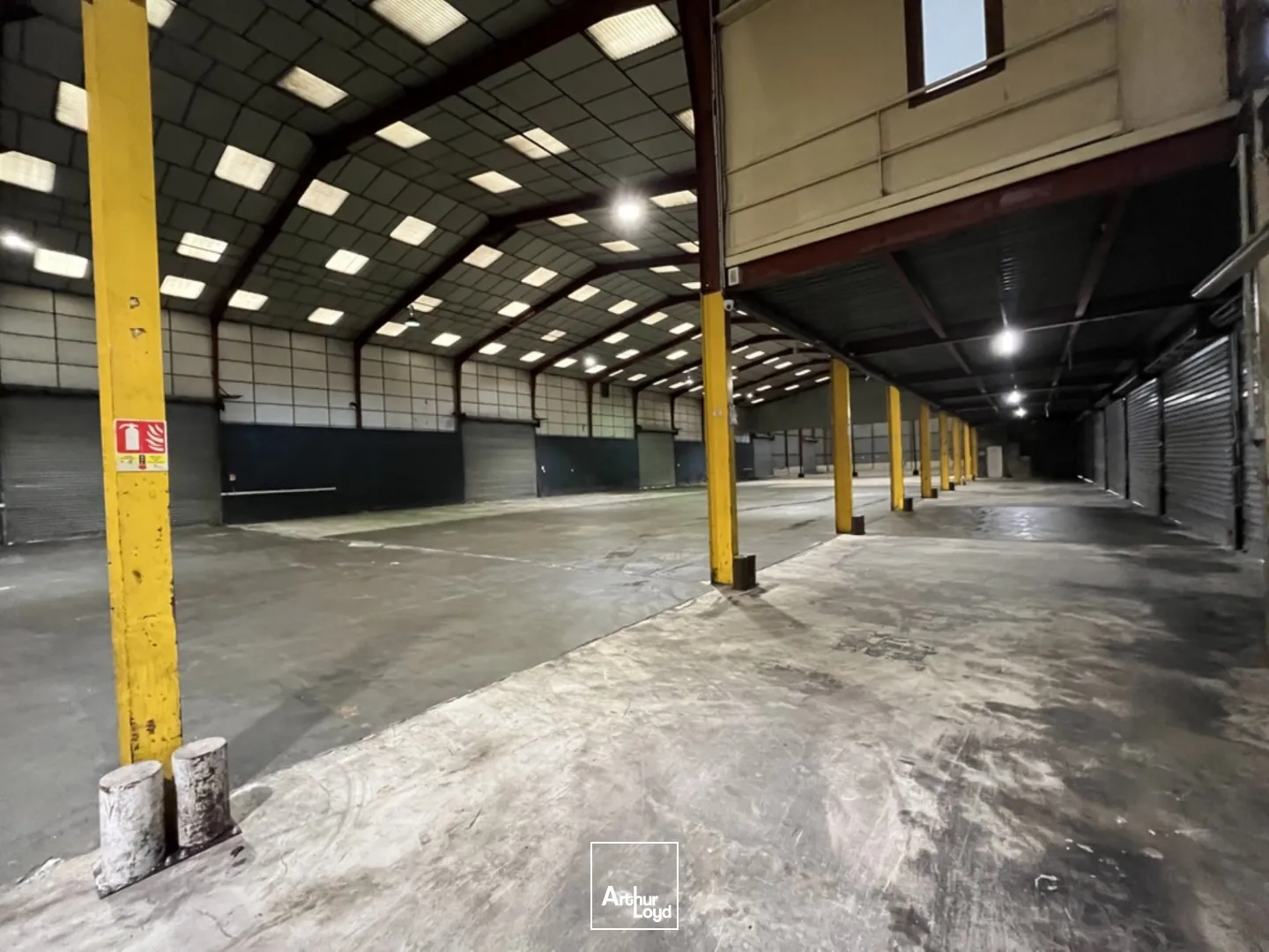 Bâtiment typé transport / messagerie à louer - 2 700 m2 - Nord/Est Métropole - Fleury les Aubrais