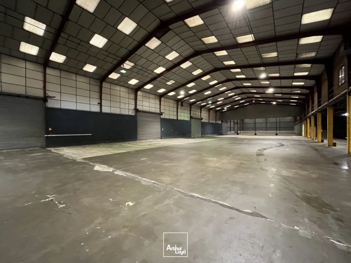 Bâtiment typé transport / messagerie à louer - 2 700 m2 - Nord/Est Métropole - Fleury les Aubrais