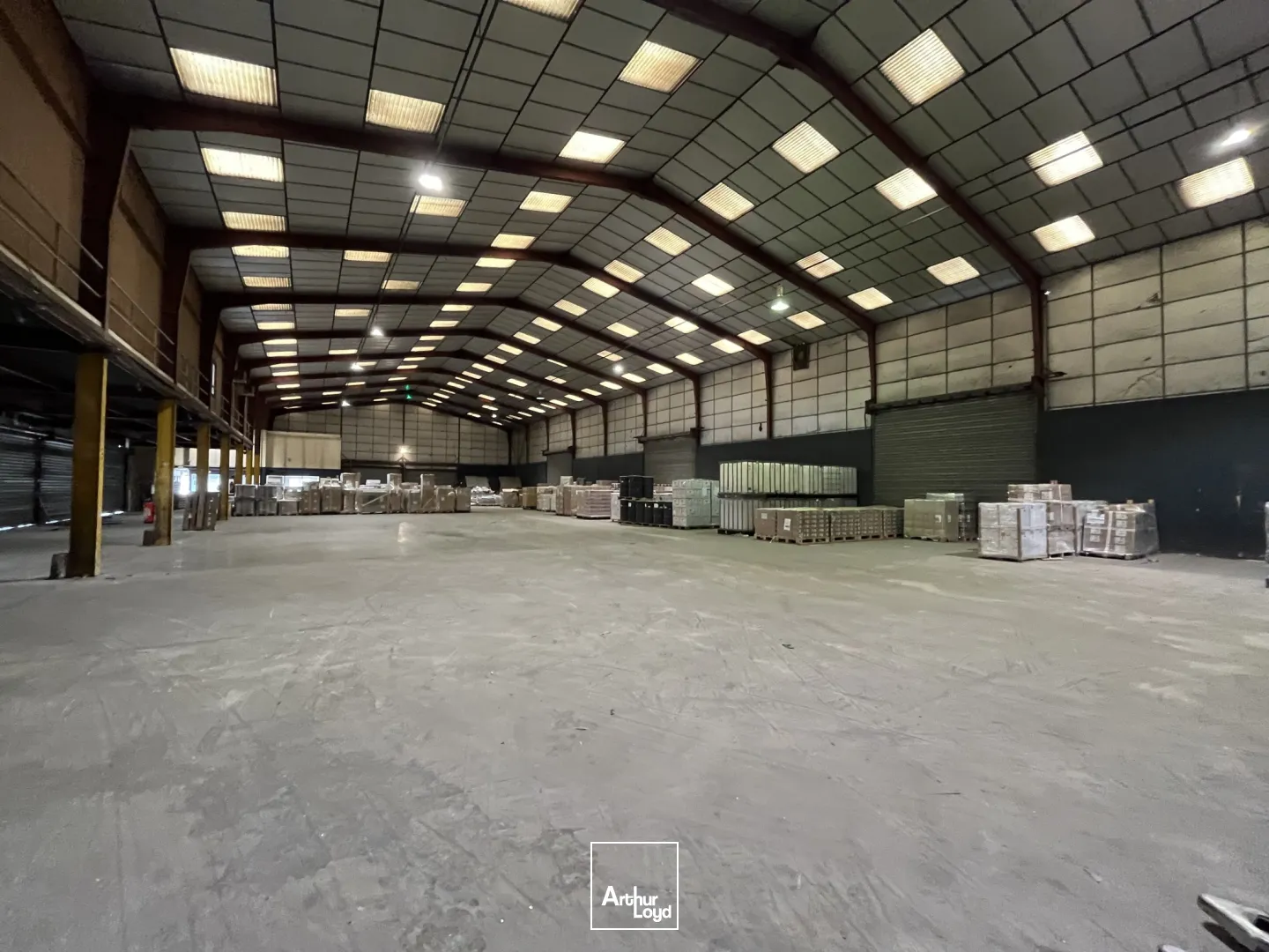 Bâtiment typé transport / messagerie à louer - 2 700 m2 - Nord/Est Métropole - Fleury les Aubrais