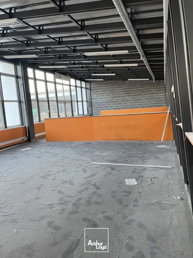 Cellules commerciales à louer 240 m2 divisible - Tourcoing - Emplacement n°1 sur axe passant avec parkings et visibilité renforcée