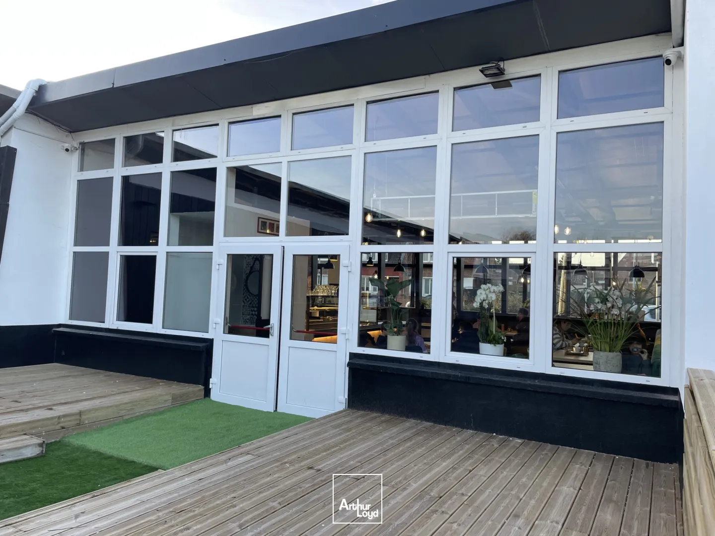 Cellules commerciales à louer 240 m2 divisible - Tourcoing - Emplacement n°1 sur axe passant avec parkings et visibilité renforcée