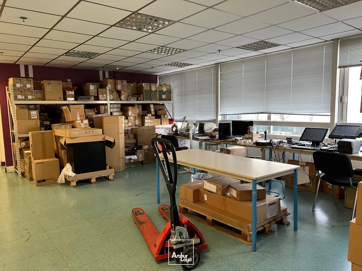 Saint-Denis Pleyel - A partir de 1 518 m² d'activité à quai, en location bail commercial - site sécurisé - accès routiers multiples - RER D à 10 mn à pied