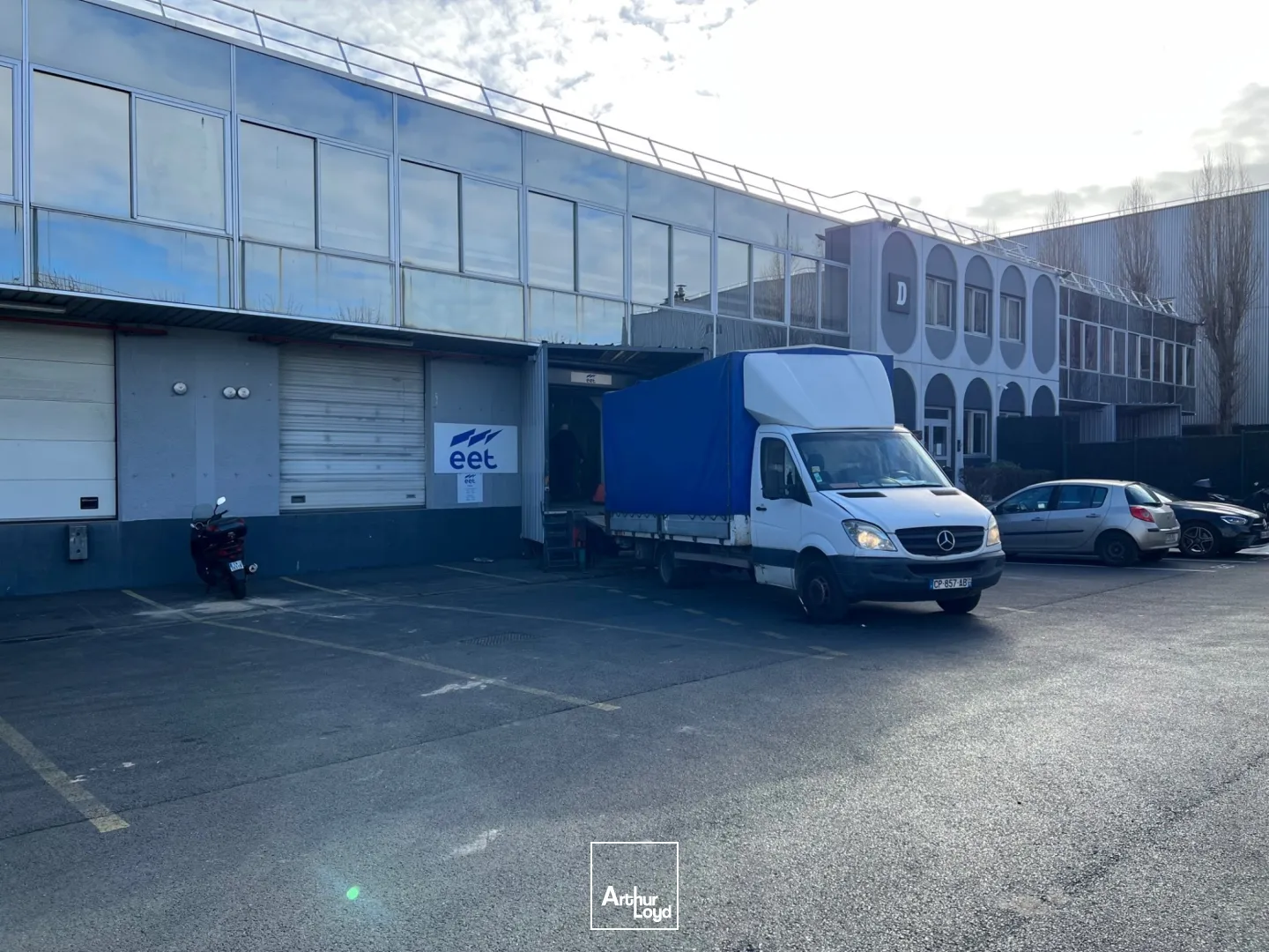 Saint-Denis Pleyel - A partir de 1 518 m² d'activité à quai, en location bail commercial - site sécurisé - accès routiers multiples - RER D à 10 mn à pied