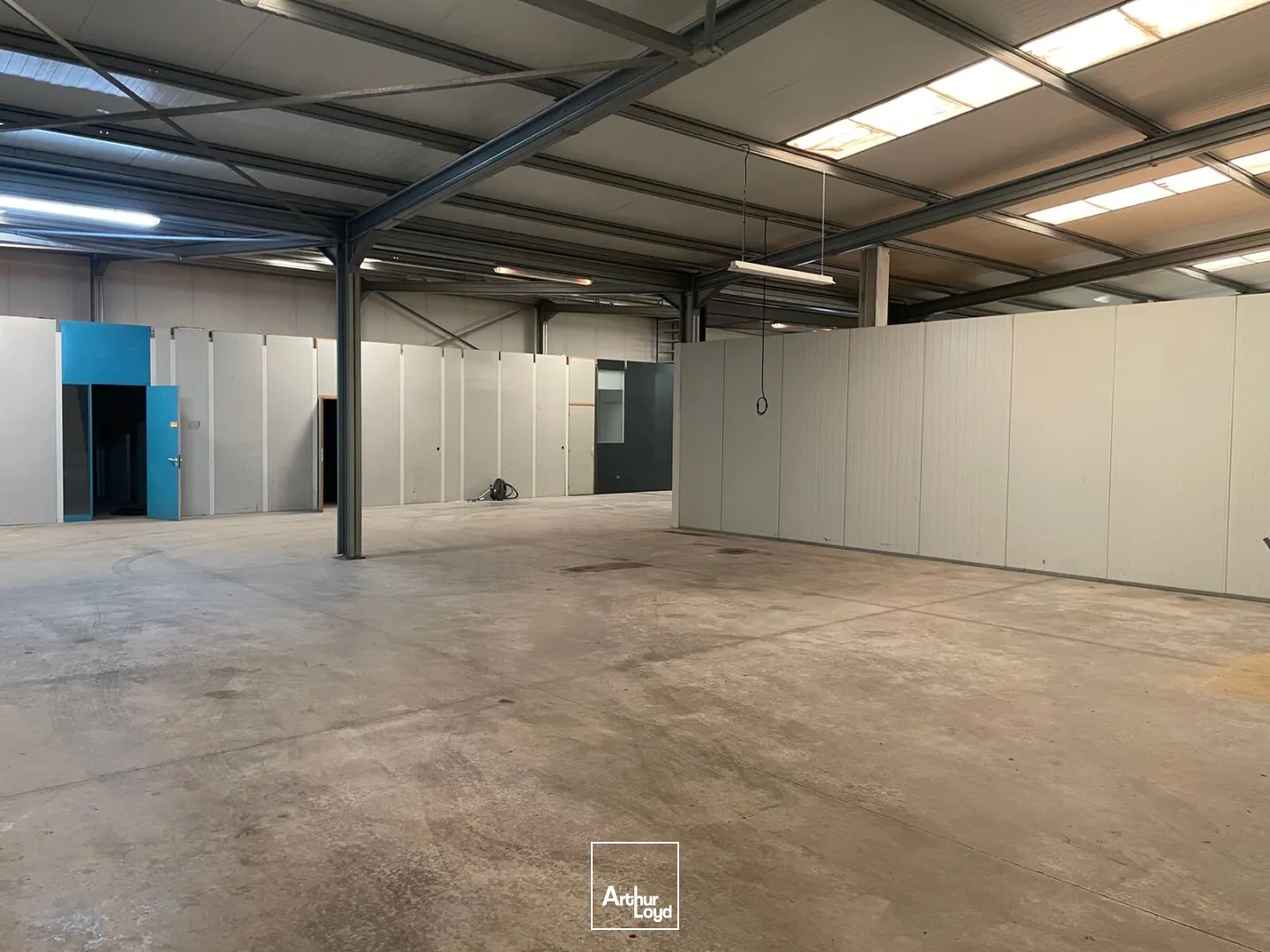 A LOUER LOCAL D'ACTIVITE 686 M2 COMPIÈGNE ZAC DE MERCIÈRES