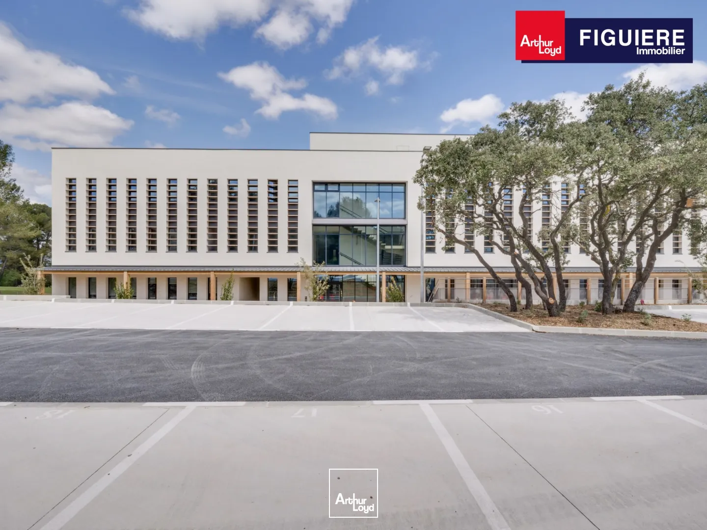 BUREAUX AVEC NOMBREUX SERVICES AU SEIN D'UN CENTRE D'AFFAIRE