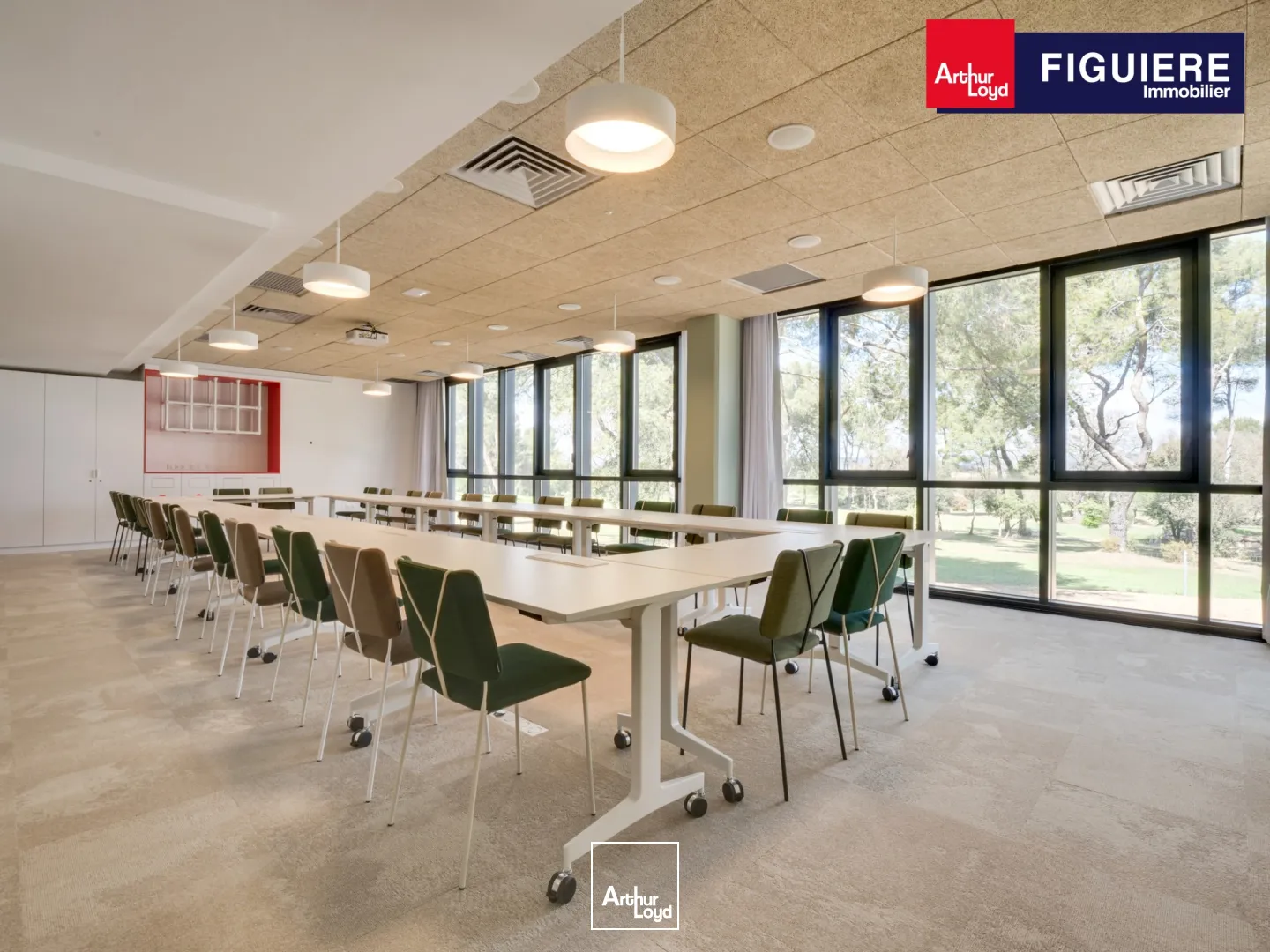 BUREAUX AVEC NOMBREUX SERVICES AU SEIN D'UN CENTRE D'AFFAIRE