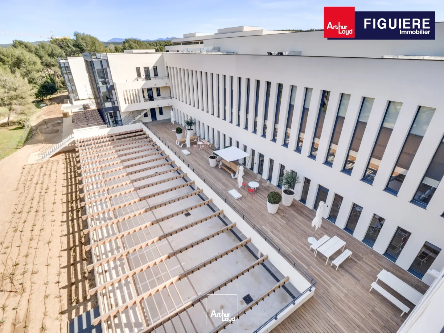 BUREAUX AVEC NOMBREUX SERVICES AU SEIN D'UN CENTRE D'AFFAIRE