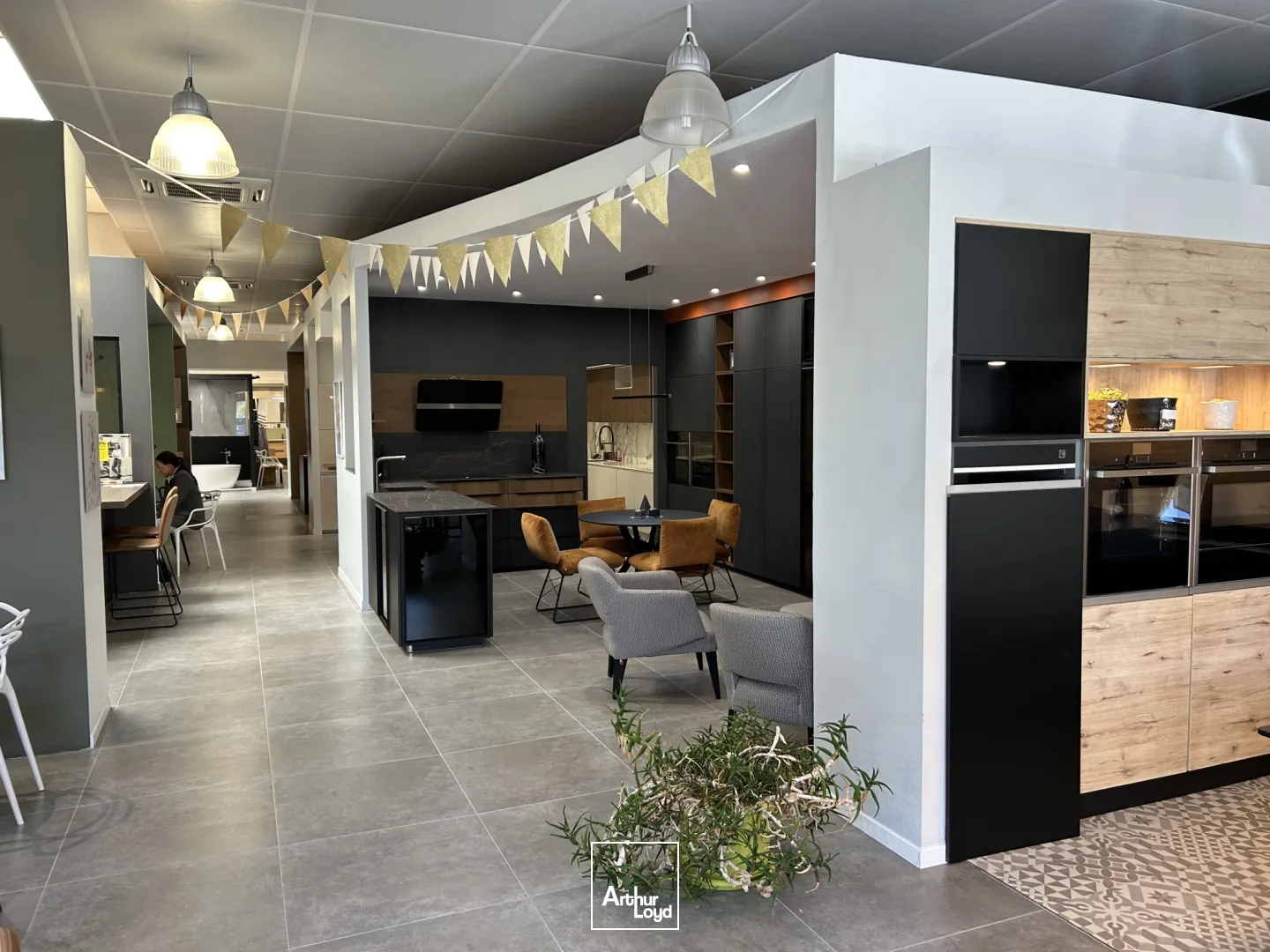 Local commercial à louer Douai - 510 m² rénovés avec vitrine et mezzanine - Emplacement Premium proche gare