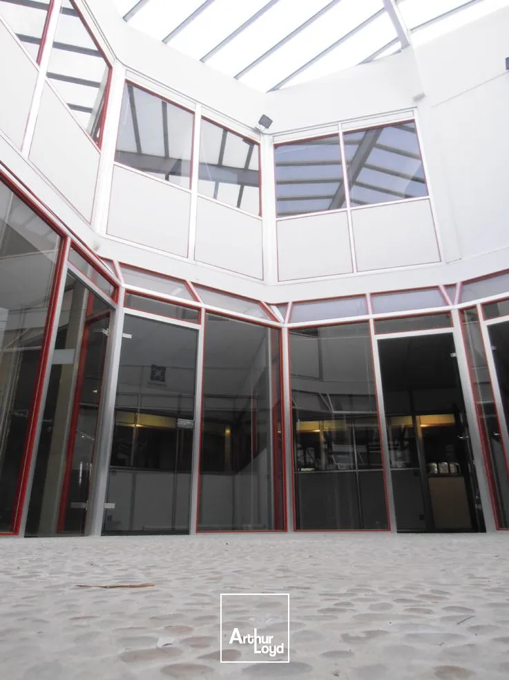 Locaux d'activité à vendre ou à louer à VOISINS LE BRETONNEUX 78960