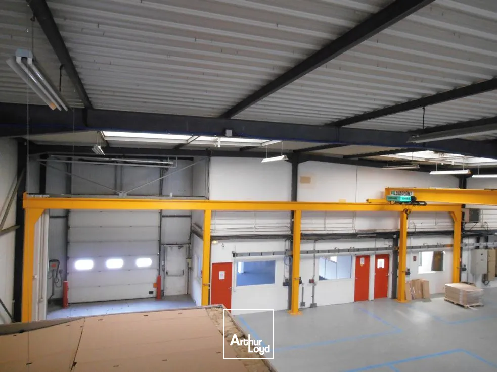 Locaux d'activité à vendre ou à louer à VOISINS LE BRETONNEUX 78960