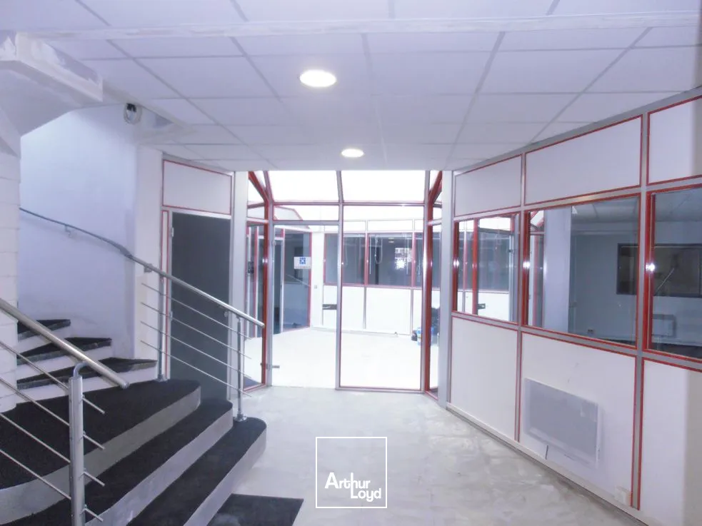 Locaux d'activité à vendre ou à louer à VOISINS LE BRETONNEUX 78960