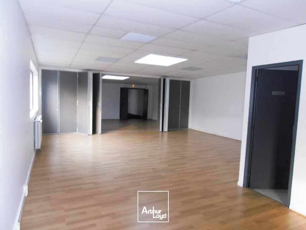 Locaux d'activité à vendre ou à louer à VOISINS LE BRETONNEUX 78960