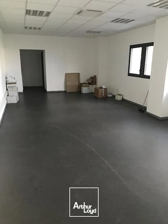 51 M² EN REZ-DE-CHAUSSÉE  EMPLACEMENT STRATÉGIQUE AVEC PARKING !