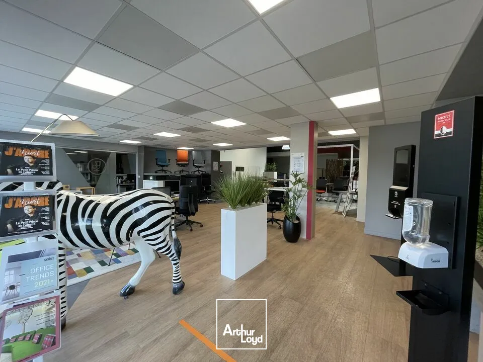 A LOUER LOCAL DE 700M2 SECTEUR MENDES CHAURAY