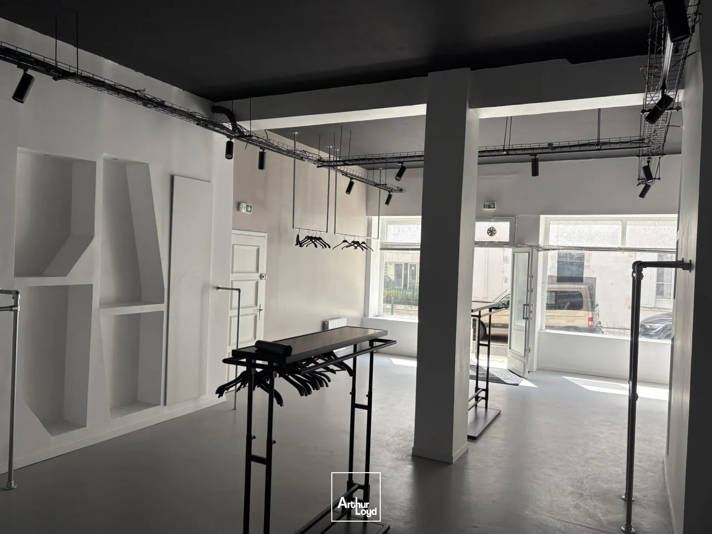 Local commercial rénové de 91 m² avec cave spacieuse à louer en plein coeur d'Orléans