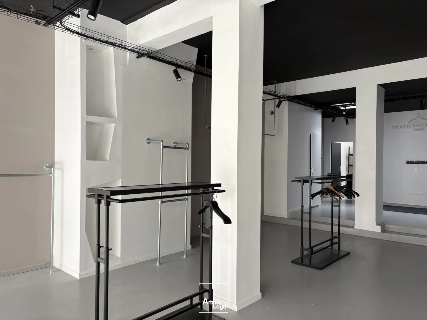 Local commercial rénové de 91 m² avec cave spacieuse à louer en plein coeur d'Orléans