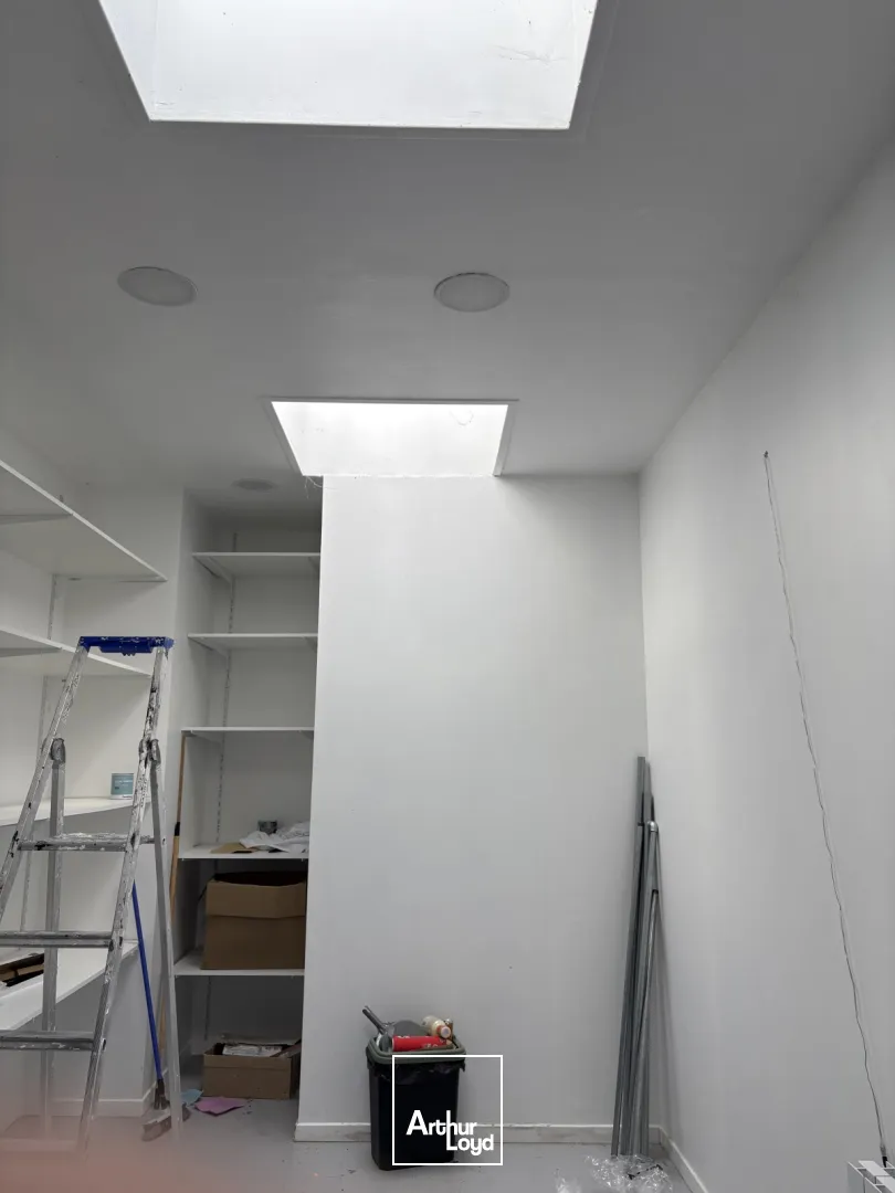 Local commercial rénové de 91 m² avec cave spacieuse à louer en plein coeur d'Orléans