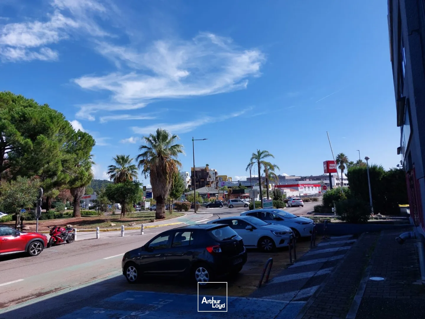 Bureaux à louer avec parking à proximité de l'Avenue 83 - La Valette du Var