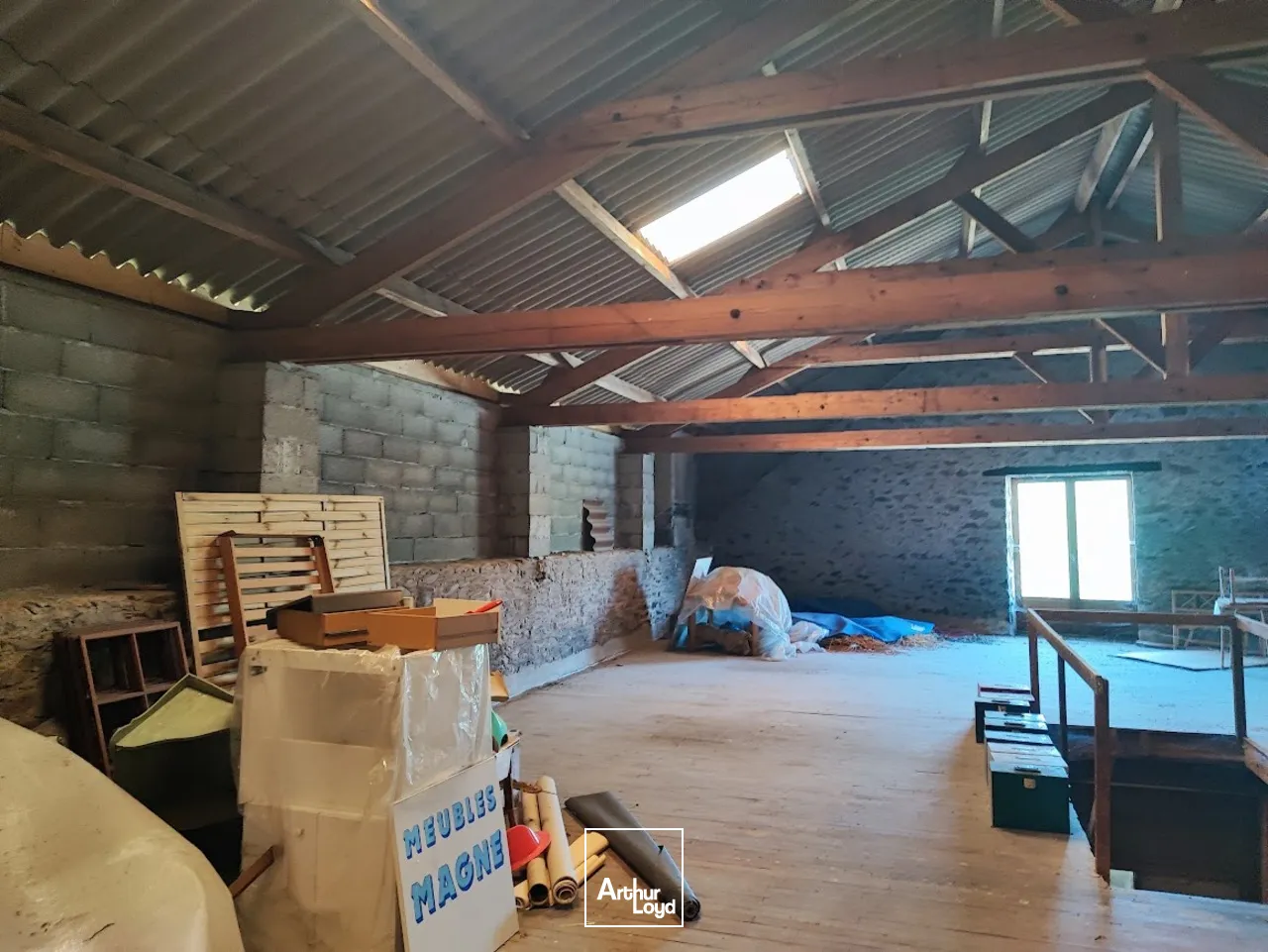 A vendre CHALUS immeuble en parfait état à aménager de 900 m² environ