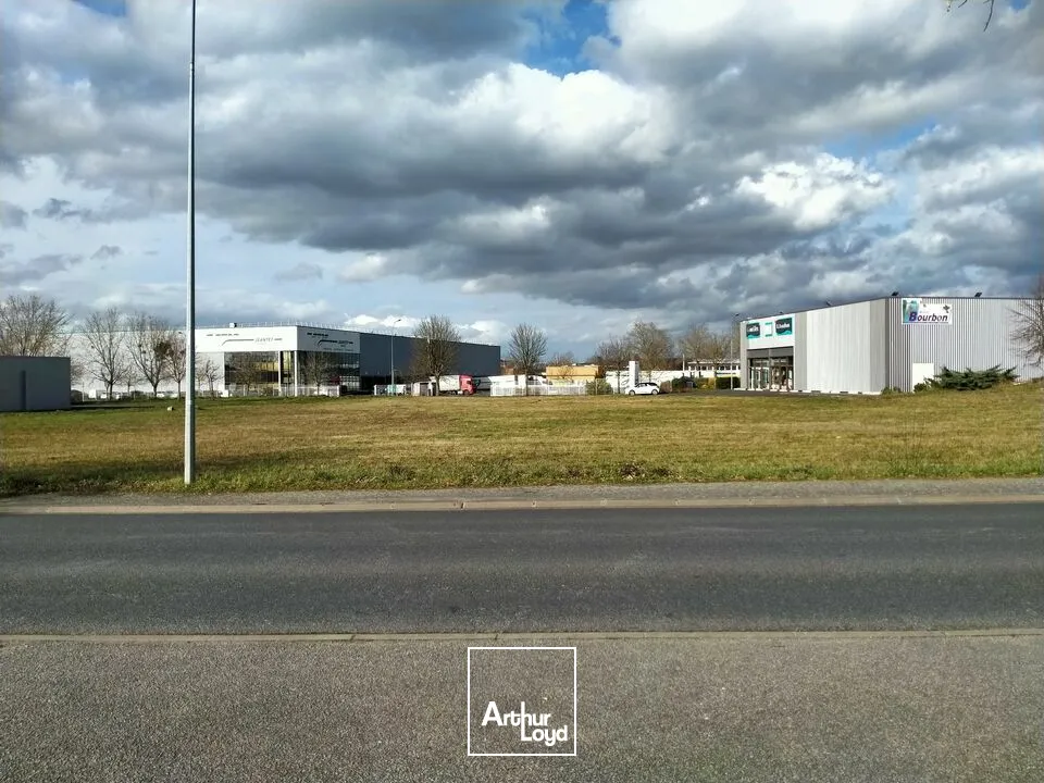 TERRAIN AVEC DOUBLE ACCES SUR ZONE INDUSTRIELLE DE CHATELLERAULT NORD