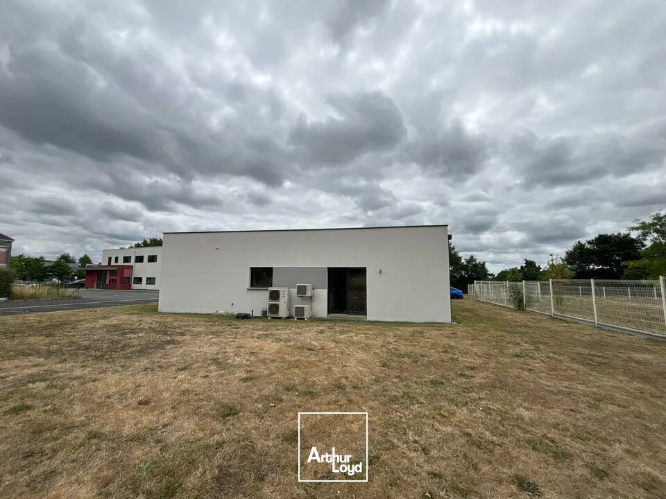 À LOUER  BÂTIMENT TERTIAIRE DE PLAIN-PIED  200 m²  LA ROCHE-SUR-YON