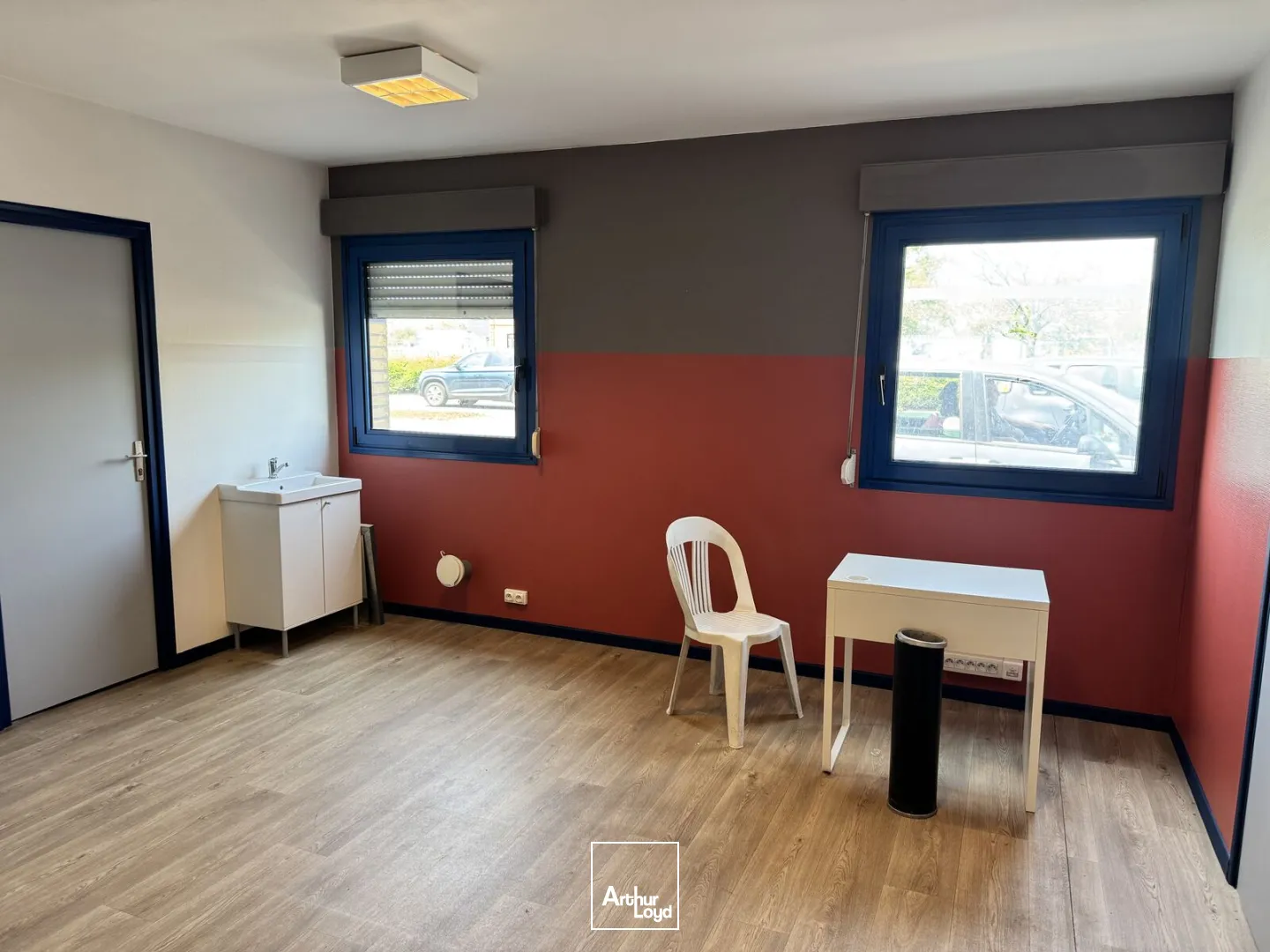 EXCLUSIVITE À LA VENTE un bâtiment mixte d'une superficie de 3 500 m2 environ comprenant une partie bureaux de 1 700 m2 environ et un entrepot à ROUBAIX au nord de la métro...