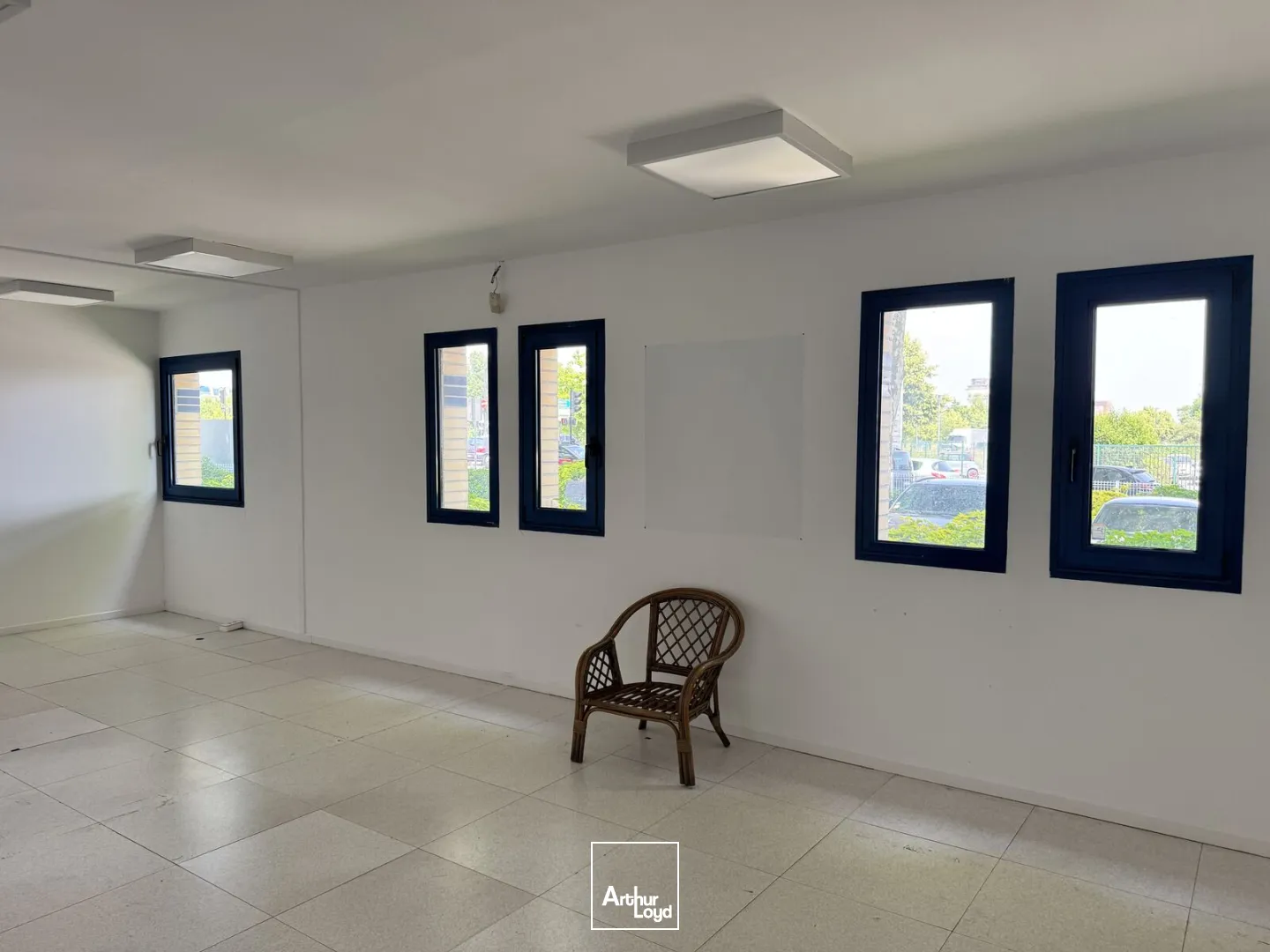 EXCLUSIVITE À LA VENTE un bâtiment mixte d'une superficie de 3 500 m2 environ comprenant une partie bureaux de 1 700 m2 environ et un entrepot à ROUBAIX au nord de la métro...