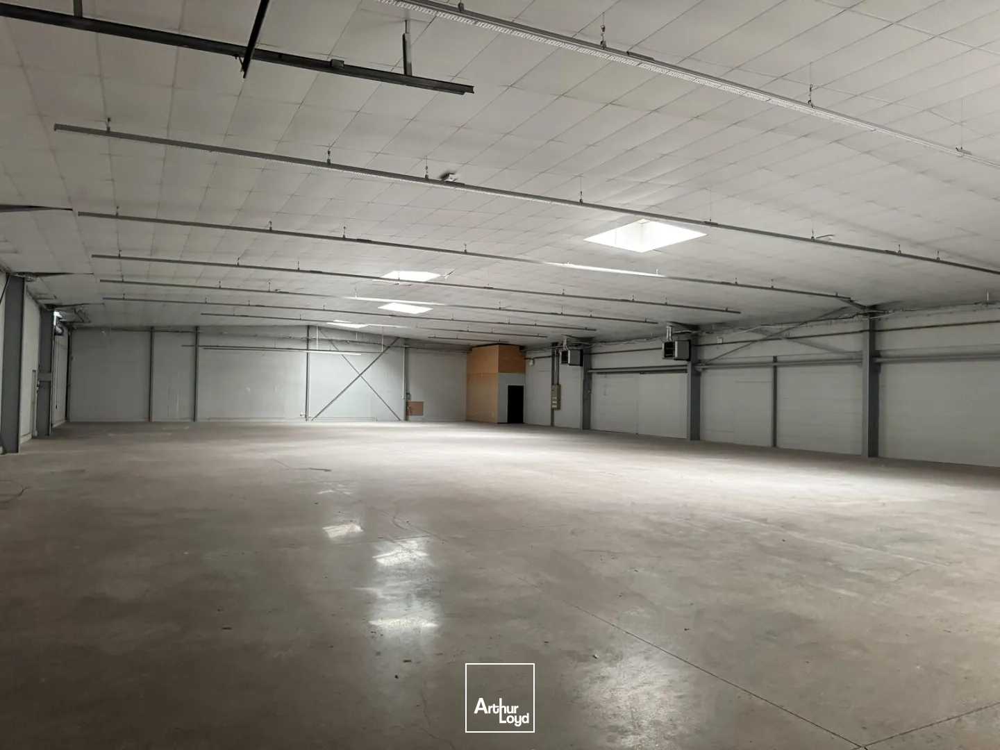 EXCLUSIVITE À LA VENTE un bâtiment mixte d'une superficie de 3 500 m2 environ comprenant une partie bureaux de 1 700 m2 environ et un entrepot à ROUBAIX au nord de la métro...